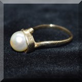 J05. Gold and pearl ring. 
